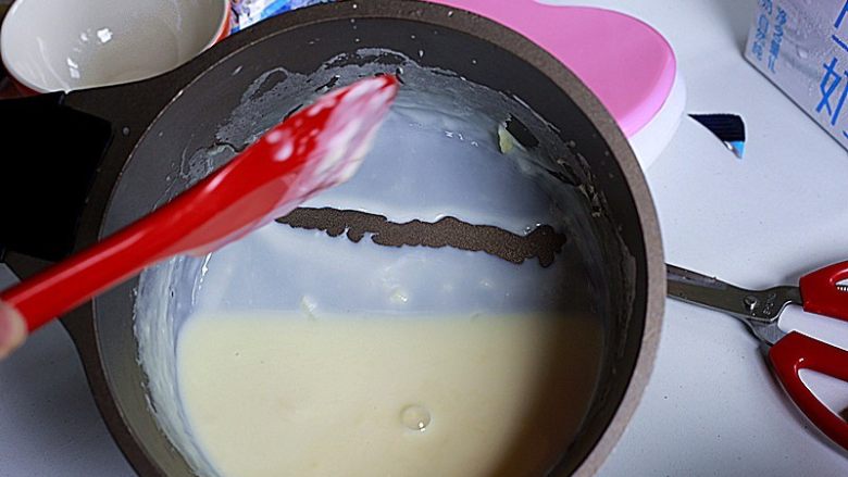 奶香浓郁哒-花生小奶糕,能挂壁，能划出痕迹，即可离火，离火后需再搅拌一下，因为锅底很热，可能会不均匀
