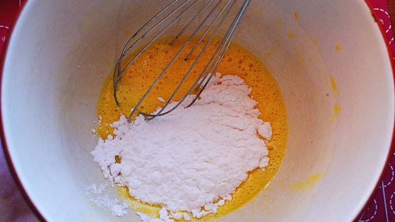 香酥芝麻蛋卷,倒入细砂糖和盐，用蛋抽搅打至砂糖完全溶解