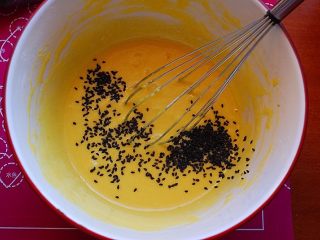 香酥芝麻蛋卷,撒入适量黑芝麻，彻底拌合成均匀的面糊