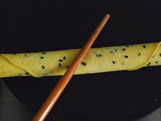 香酥芝麻蛋卷,卷起后，收口在下，抽出一支筷子整形，不圆的地方用筷子压一压