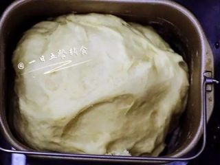 心形椰蓉面包,发酵至2.5倍大。室温发酵也就1个小时。
🌻小贴士：这两步可以前一天睡觉前完成，揉成面团后，放冰箱冷藏发酵16-18个小时，第二天下班回来