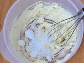芒果冻芝士,奶油奶酪室温软化，用打蛋器打匀，加入糖搅打均匀。