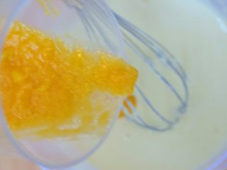 芒果冻芝士,把65克芒果泥混合到奶酪糊中。

