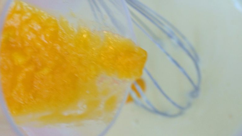 芒果冻芝士,把65克芒果泥混合到奶酪糊中。
