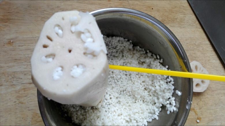 桂花糯米藕,3.	用筷子把泡好的糯米填入莲藕的孔中，要有点耐心
