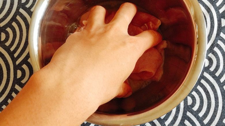 锅包肉——这一大盘肉，拴着东北人一生的情节！
,用手抓匀，腌制20min待入味；