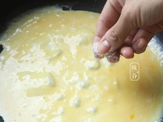 南瓜花炒鸡蛋,鸡蛋下锅，均匀洒入适量的盐;