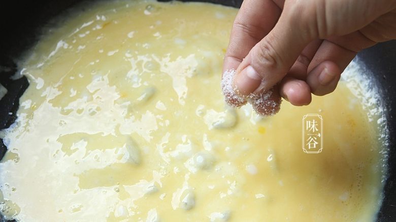 南瓜花炒鸡蛋,鸡蛋下锅，均匀洒入适量的盐;