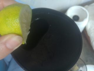 青柠梨汁,梨块投入原汁机，边榨汁边挤入一半的柠檬汁。