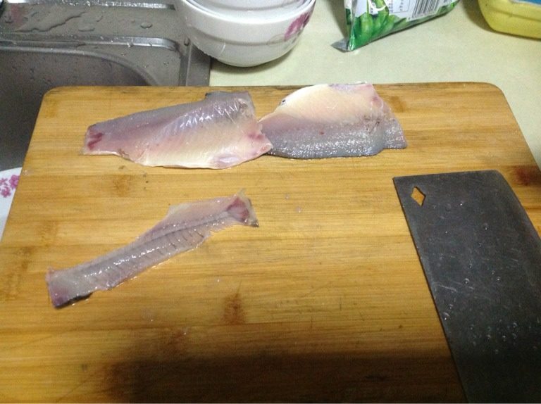 鱼丸,从中间鱼骨片下鱼肉，鱼骨丢锅里熬汤