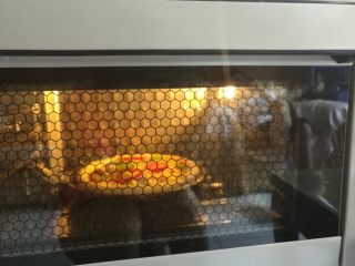 时蔬披萨,送入预热好的烤箱，上下火200度烘烤18分钟即可。