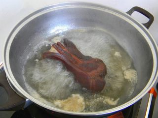 腊肉糯米卷,处理腊肉。把腊肉用开水煮约三四分钟，来回翻动煮去烟熏味，同时使外皮干净