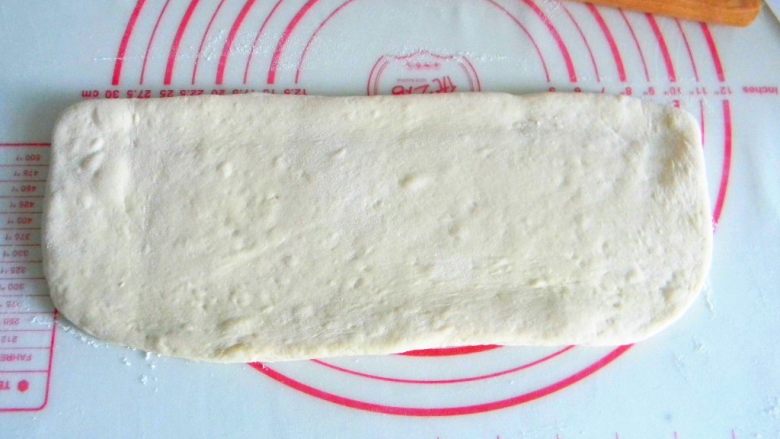 腊肉糯米卷,
面团擀成约15厘米宽的面饼状，不要太薄