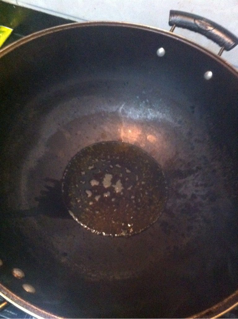 双椒爆孜然羊肉,锅中放底油，烧至八成油温