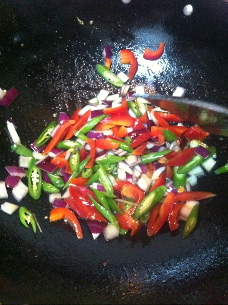 双椒爆孜然羊肉,锅中再少放点油，倒入青红椒，洋葱，姜丝暴香