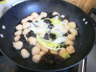清水虾丸,
在煮开后煮5分钟左右即可放点葱花和香油出锅