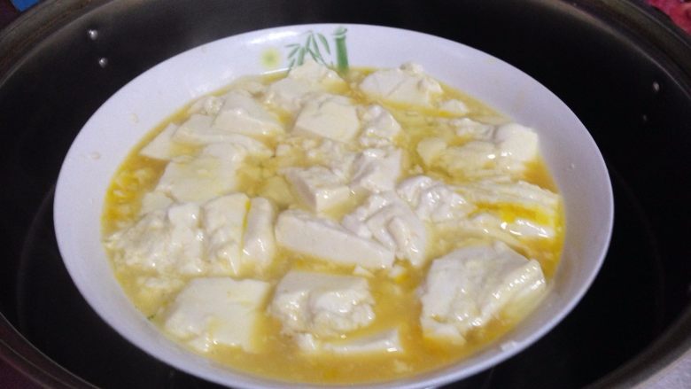 豆腐鸡蛋蒸肉末,蒸锅加水烧开，放入鸡蛋豆腐加盖蒸8分钟左右（可以加盖保鲜膜使豆腐更嫩）