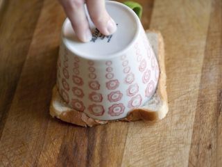 培根，鸡蛋和烤面包杯,用手指或擀面杖轻轻地平整每个面包切片