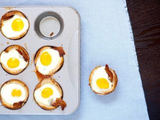 培根，鸡蛋和烤面包杯,取出来，放凉。
