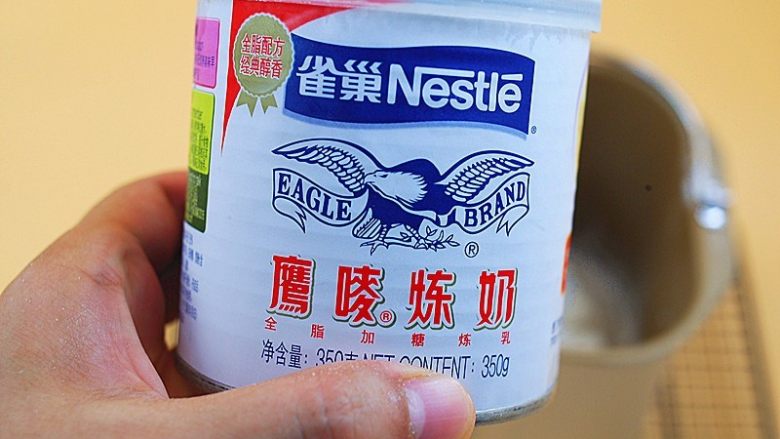 日式炼乳吐司,把主料中除黄油以外的所有材料放入面包机桶中