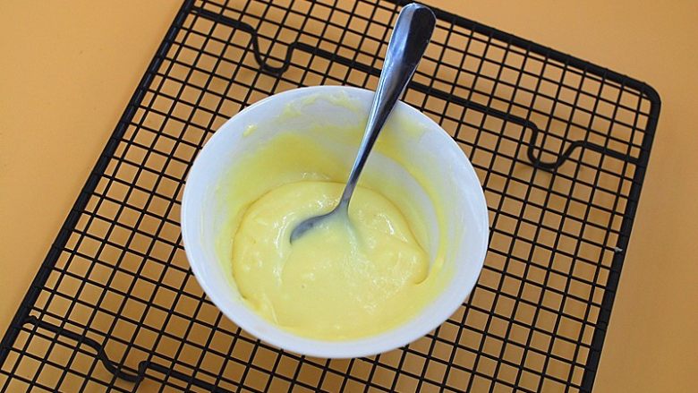 日式炼乳吐司,涂抹材料里的黄油拿出来软化后和炼乳一起搅拌成炼乳酱（天冷可用微波炉加热20秒）