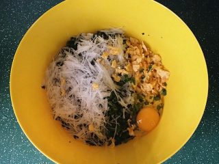 韭菜盒子,将韭菜、粉丝、熟鸡蛋和一个生鸡蛋倒入盆中，再滴入麻油拌匀