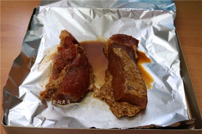 私房蜜汁叉烧肉,将腌制好的瘦肉放在烤盘上，烤盘上垫一层锡纸，易于清洁