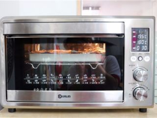 私房蜜汁叉烧肉,放入烤箱中层，以上火195度、下火180度、烘烤30分钟