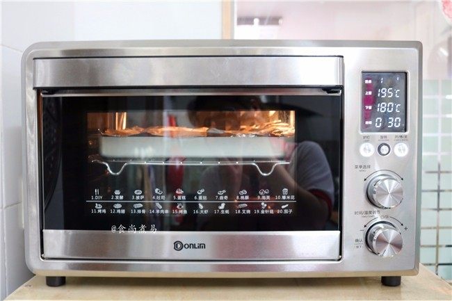 私房蜜汁叉烧肉,放入烤箱中层，以上火195度、下火180度、烘烤30分钟