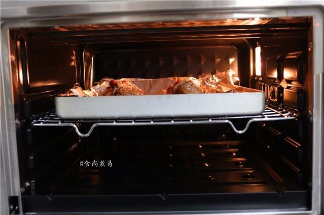 私房蜜汁叉烧肉,再次放入烤箱中层，以原来调好的温度继续烘烤15分钟