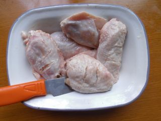 电饭煲食谱合集,然后将鸡翅用刀子在表面划上两痕,或者用牙签在表面戳洞也是可以的