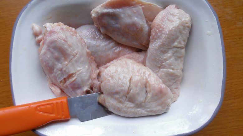 电饭煲食谱合集,然后将鸡翅用刀子在表面划上两痕,或者用牙签在表面戳洞也是可以的