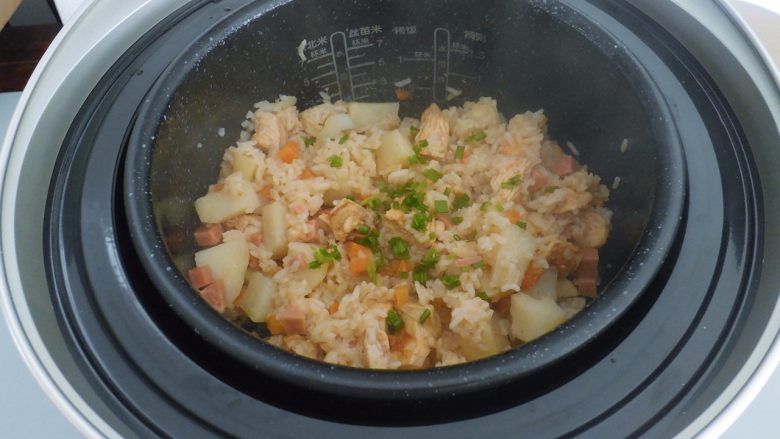 电饭煲食谱合集,然后盖上锅盖 选择煮饭功能。等煮好了在撒一把葱进去就可以开吃了