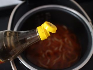 电饭煲食谱合集,两分钟后,加入适量的醋 在撒点迷迭香即可出锅食用