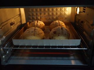 栗子软欧,烤箱180度预热10分钟，置烤盘于烤箱中间层，上下火烤25分钟就可以了
