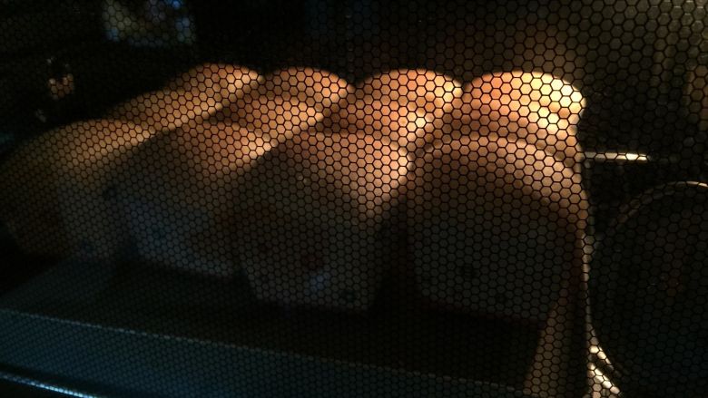 北海道戚风,放入预热好的烤箱，中层上下管160度加热，烤制25分钟