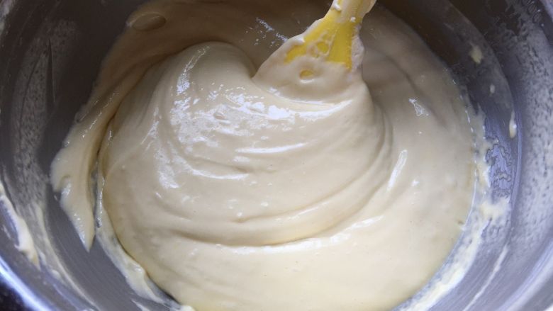 北海道戚风,低筋面粉和玉米淀粉混合过筛入蛋黄糊里