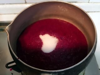 火龙果酸奶雪糕,把果泥放入锅中加适量砂糖搅拌至融化，大概用80克