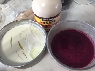 火龙果酸奶雪糕,准备好的食材：火龙果果泥、酸奶、枫糖浆