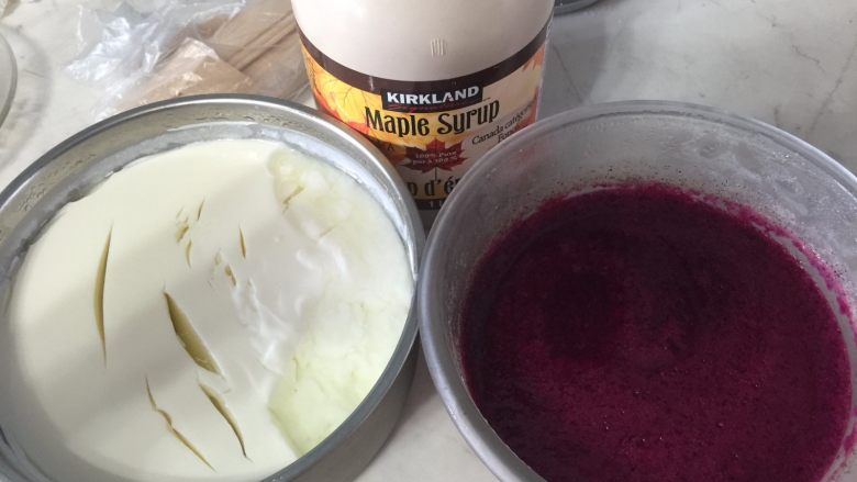 火龙果酸奶雪糕,准备好的食材：火龙果果泥、酸奶、枫糖浆