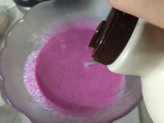 火龙果酸奶雪糕,搅拌均匀后尝一下味道，可以加点枫糖浆或者蜂蜜