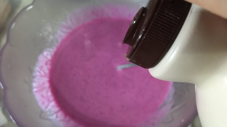 火龙果酸奶雪糕,搅拌均匀后尝一下味道，可以加点枫糖浆或者蜂蜜