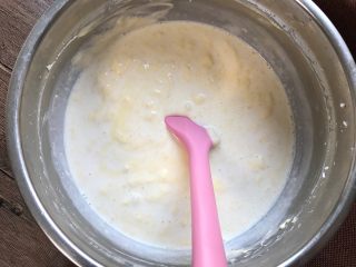 花纹半熟芝士,加入淡奶油、牛奶再次搅拌均匀。