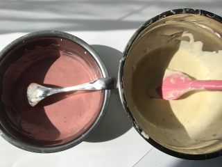 花纹半熟芝士,将拌好的面糊分成两份，其中一份加入红曲粉拌匀。