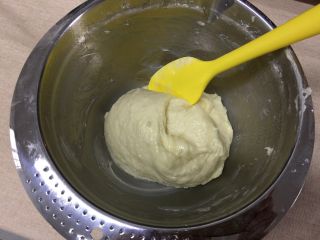 蔓越莓麻薯波波,一次性加入全部黄油溶液，搅拌均匀