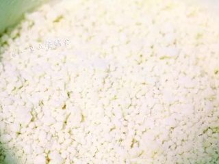 珍珠粒粒面,碗里铺上面粉，把小米放到碗里，用筷子将小米在面粉里打滚，尽量让每一颗小米都能裹上面粉，这样粒粒面就做好了，是不是很简单。