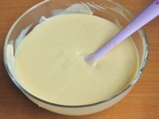 芒果奶油雪糕,倒入剩下的奶油，完全混合均匀。