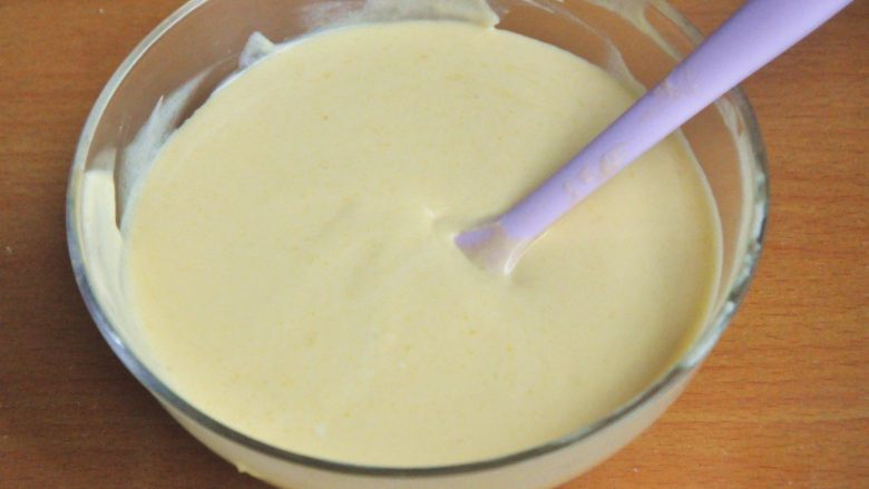 芒果奶油雪糕,倒入剩下的奶油，完全混合均匀。