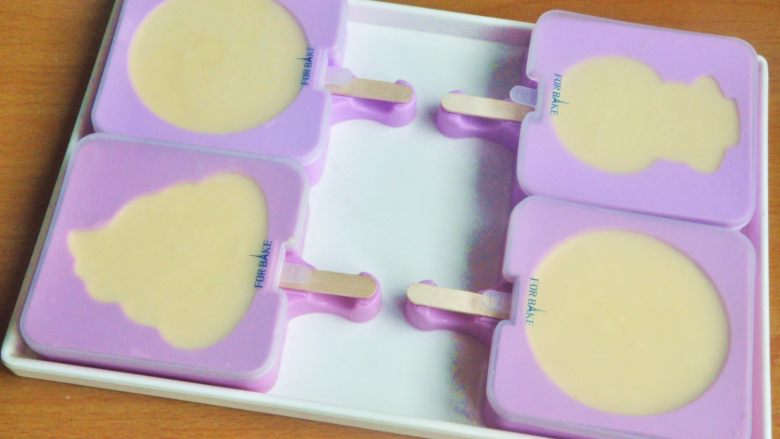 芒果奶油雪糕,盖上盖子，放入冰箱冷冻4小时以上。