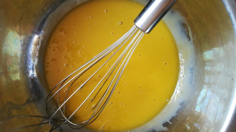 花生末小蛋糕,蛋清和蛋黄分离，分离放入二个大的盆中。先打蛋黄，打散。